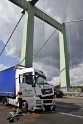 Schwerer LKW VU PKlemm A 4 Rich Olpe auf der Rodenkirchener Bruecke P273